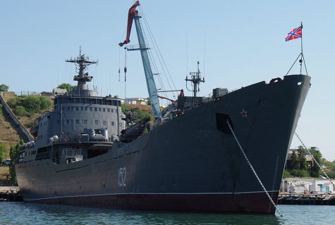 俄罗斯登陆舰访问叙利亚港口叙导弹船出海迎接