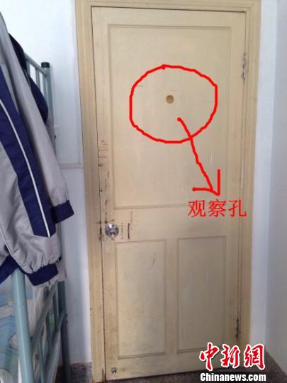 图为：温州61中宿舍门被安“观察孔”。　网络截图　摄