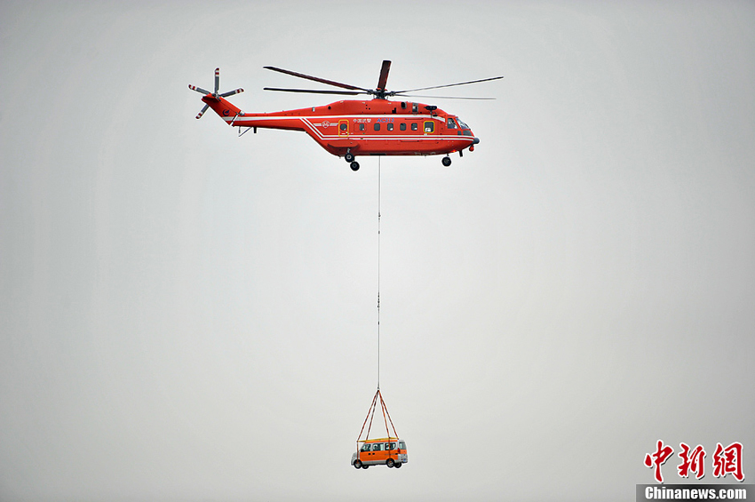 2013年9月5日，一架13吨重的AC313直升机模拟将交通事故中受损的车辆吊离现场。图片：中新社发（摄影：佟郁）