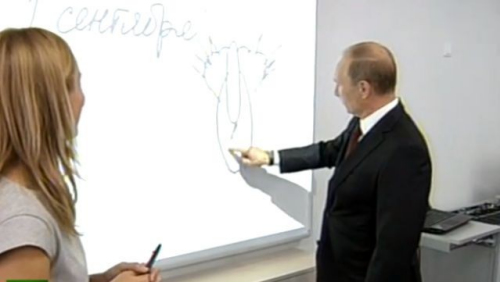 俄总统普京视察中学向学生展示本人画作（图）