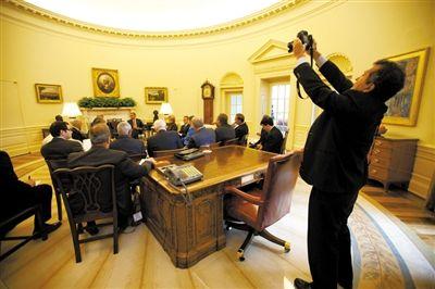 奥巴马举行会议期间，索萨在一旁拍摄。