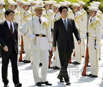9月12日上午，日本首相安倍晋三在防卫省举行的自卫队干部会议前检阅自卫队。（图片来源：共同社）