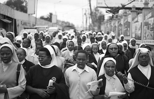 25日，当地修女在内罗毕街头为受害者祈祷。