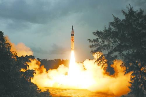 印度“烈火-5”导弹15日顺利发射升空。