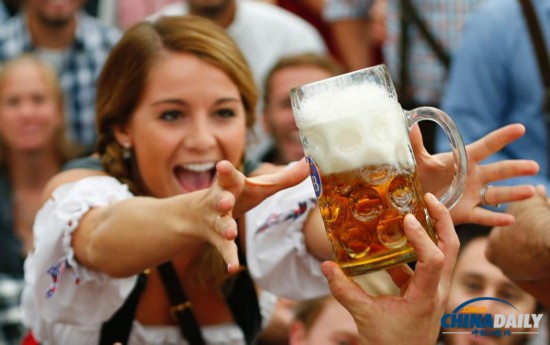 第180届慕尼黑啤酒节盛大开幕 万人举杯开怀畅饮（组图）