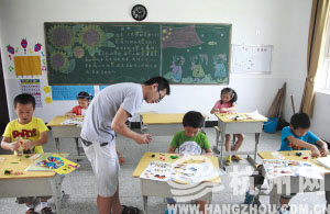 一年级只有5位学生，美术课上华玉明老师教大家玩橡皮泥。 记者 韩丹 摄