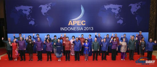 各国领导人着印尼传统服装亮相APEC峰会