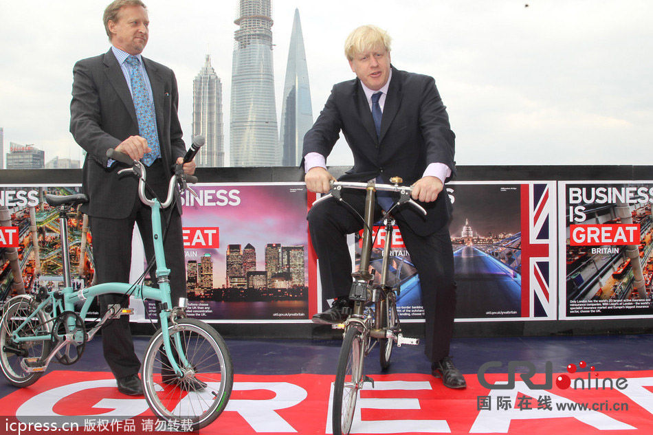 　　2013年10月16日，伦敦市长鲍里斯-约翰逊访问上海，骑上了他标志性的自行车和上海媒体在外滩见面。这是他本次访华的第二站。图片来源：Shanghai Daily/东方IC
