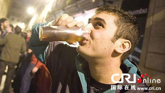 阿根廷青少年流行将啤酒与洗涤剂混合饮用（图）