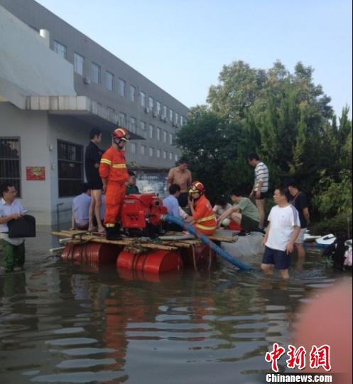 图为增援余姚的杭州消防正在当地一加油站进行救援。　吴晓春　摄
