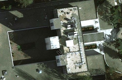 图为美国驻华沙大使馆办公楼顶部鸟瞰图