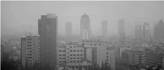 昨天，杭州市区一片雾茫茫。 本报记者 董旭明 摄