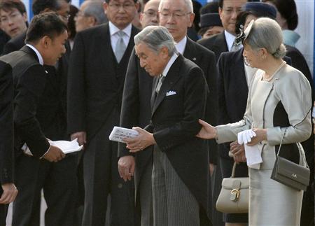 日本参议员当面向天皇递书信官房长官不满（图）