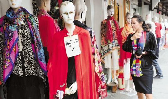 丝绸市场顾客寥寥。本报记者吴元峰摄