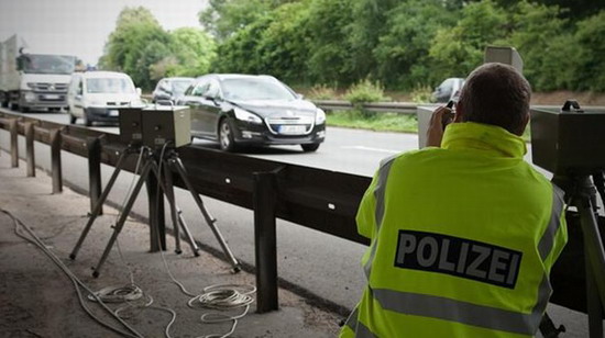德国警方24小时内查处8万多名超速司机（图）