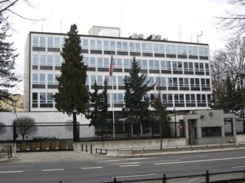 图为美国驻华沙大使馆办公楼。位于其顶部的长方形建筑便是窃听装置。