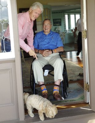 老布什酷爱彩色袜子招烦忍痛割爱捐助慈善（图）