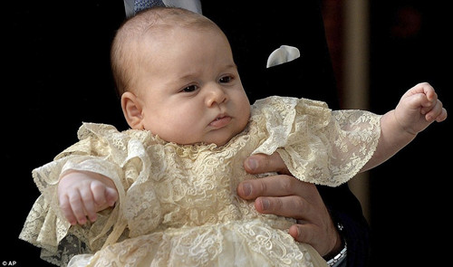小王子乔治当天身穿蕾丝与绸缎制成的长袍，其脸庞俊俏圆润，模样超萌。