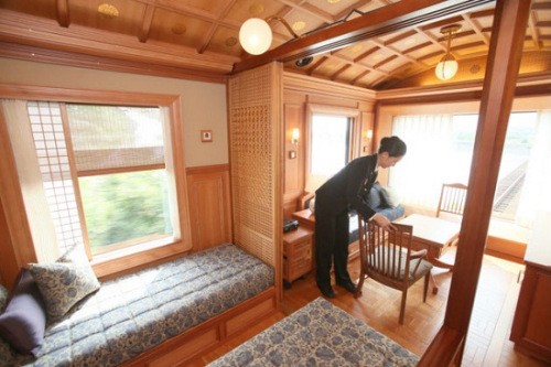 日本JR九州铁道公司将推出豪华七星级列车客房，有钢琴、豪华洗手间等普通列车没有的设施。旅行3夜4天的双人套餐约6.9万元人民币。