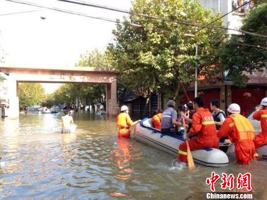 图为增援余姚的杭州消防挺进灾区前线。　吴晓春　摄