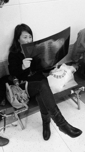 北京脖子卡护栏女子脑死亡 家属称不相信系意外