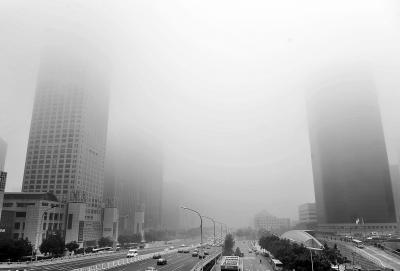 10月6日，大雾笼罩着北京国贸桥附近的建筑。当日，北京遭遇雾天 供图/新华社