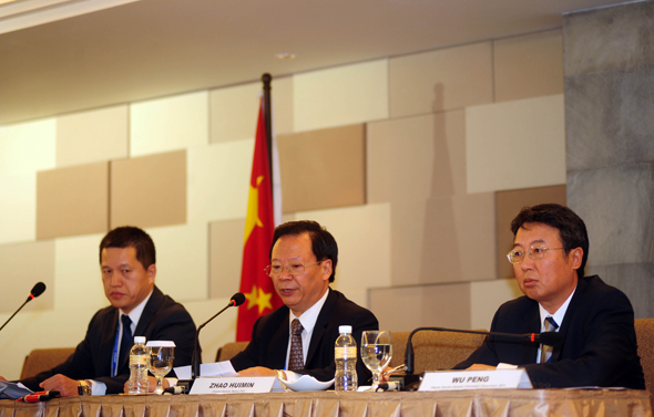 2013年10月8日，在印度尼西亚巴厘岛，北京市政府外事办公室主任赵会民（中）在新闻发布会上发言。 当日，在亚太经合组织第二十一次领导人非正式会议后举行的新闻发布会上，北京市政府外事办公室主任赵会民表示，北京将举办2014年亚太经合组织（APEC）领导人非正式会议，会议场址设在雁栖湖，北京将以筹备会议为契机，加速北京的世界城市建设。图片：新华社发（摄影：祖卡南）
