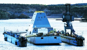 美国最新隐身驱逐舰下水明年秋季开始海试