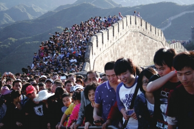 2012年10月3日，八达岭长城上游人如织。（资料图片）京华时报记者潘之望摄