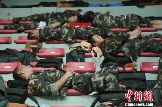 图为武警官兵在余姚当地体育馆进行短暂休整。　何蒋勇　摄