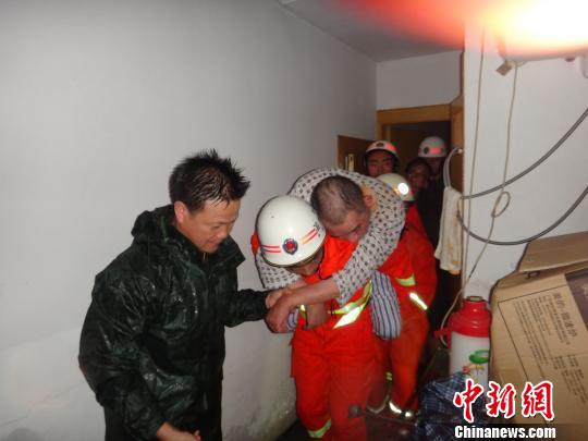 10月7日凌晨4时许，苍南县灵溪镇金乡路一中风老人被洪水围困，消防官兵在开展救援　余根铃　摄