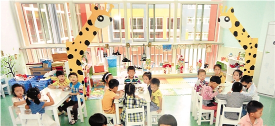 敞亮的教室，整洁的环境，富阳东洲街道中心幼儿园的教学条件跟杭州市区的幼儿园不相上下。尹炳炎 摄