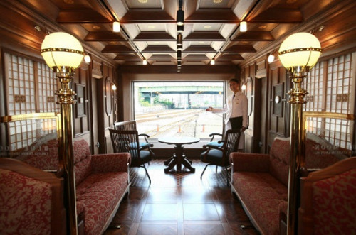 这列“七星级列车”共有14个房间，最高级的“DX套房”位于列车的最后一节，可以全窗观览车外风景。