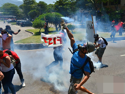 巴西油田竞标引发抗议 示威者与军警冲突