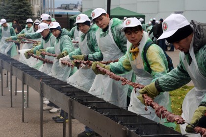 俄喀山烤制世界最长清真羊肉串长达180米（图）
