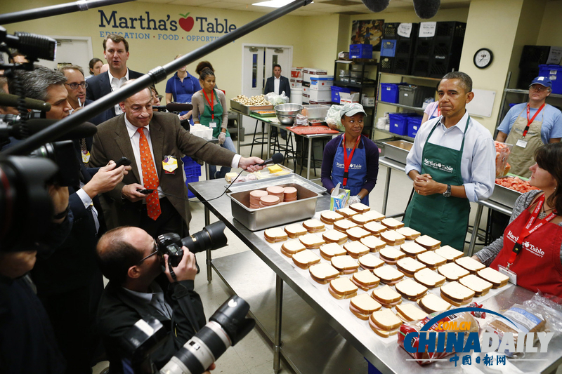 奥巴马视察食品慈善机构 穿围裙变志愿者做三明治