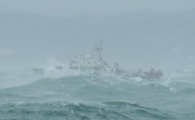 10月15日下午，货船遭遇风浪。