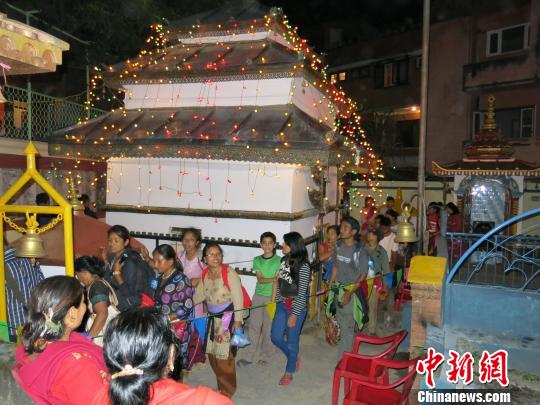 尼泊尔人通宵庆佛节：连拜131座庙（图）