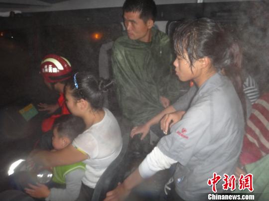 10月7日零时，消防官兵在苍南县灵溪镇营救被困群众。　余根铃　摄