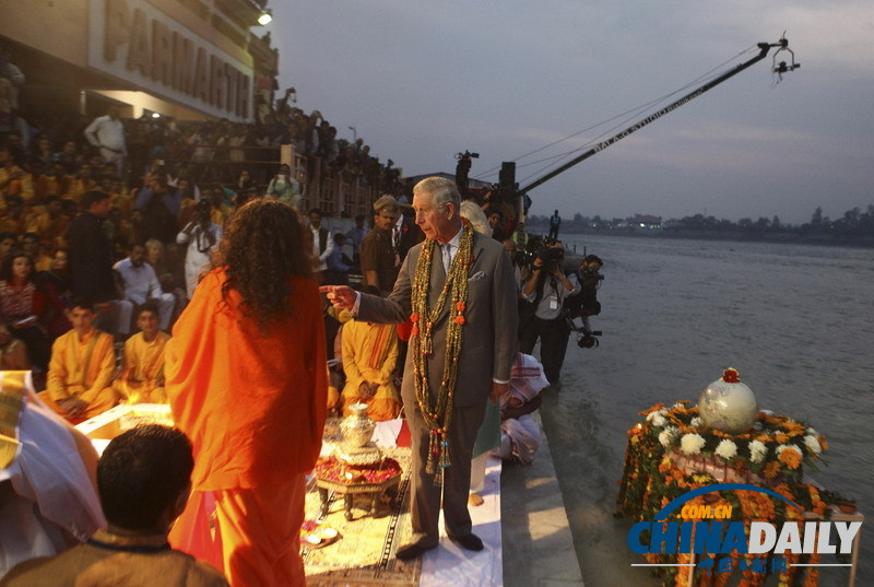 英查尔斯王子携卡米拉赴印度访问 恒河旁完成宗教仪式