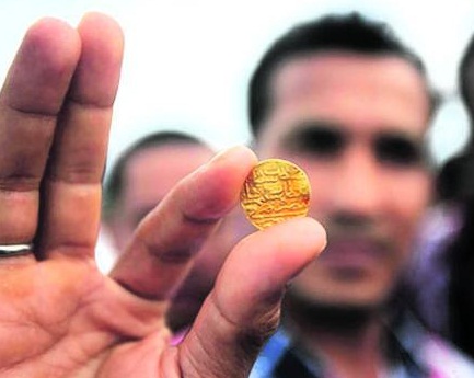 印尼村妇采蚝挖到一箱古金币当地掀起淘金潮
