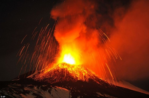 意大利埃特纳火山近日再度喷发，火光如烟花般点亮夜空。