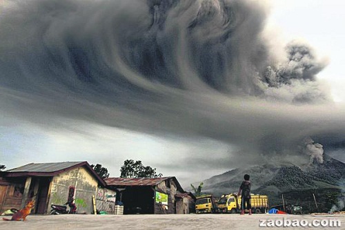 印尼火山大爆发灰烟直冲8000米飞机更改航道