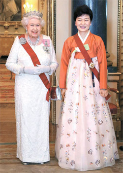 朴槿惠访问英国韩媒称其彰显“韩服时尚外交”