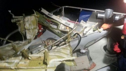 美国一架小型飞机坠海已致2人死2人仍下落不明