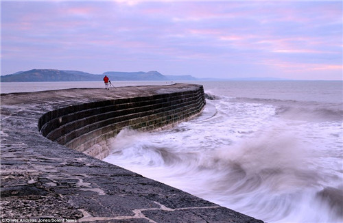 英国海岸潮起的景象。