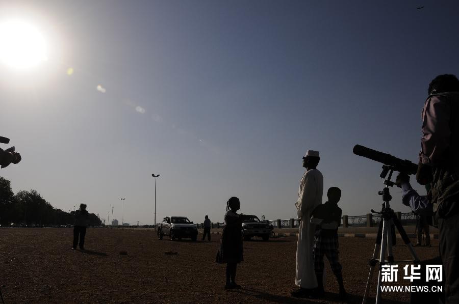 （国际）（2）苏丹民众观赏日食现象