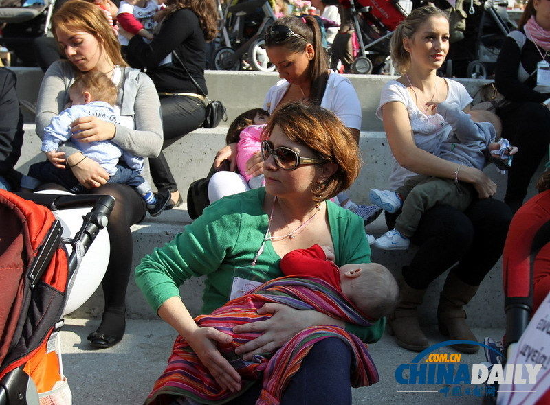 当地时间2013年11月3日，希腊塞萨洛尼基，母亲们当中母乳喂养婴儿庆祝世界世界母乳喂养周，约550名母亲同时在希腊39个城市参与了该庆祝活动。