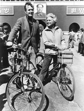 在一幅著名的照片中，老布什和夫人芭芭拉推着中国“永久”牌自行车，面带微笑在天安门前合影。