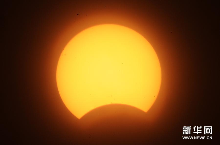 （国际）（1）苏丹民众观赏日食现象